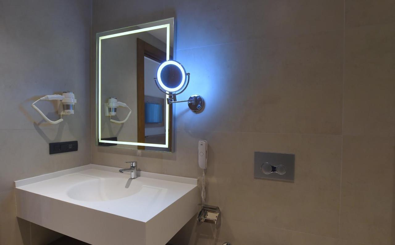 Cher Hotel & Spa Taksim Istanbul Exterior photo Bathroom mirror with LED lighting